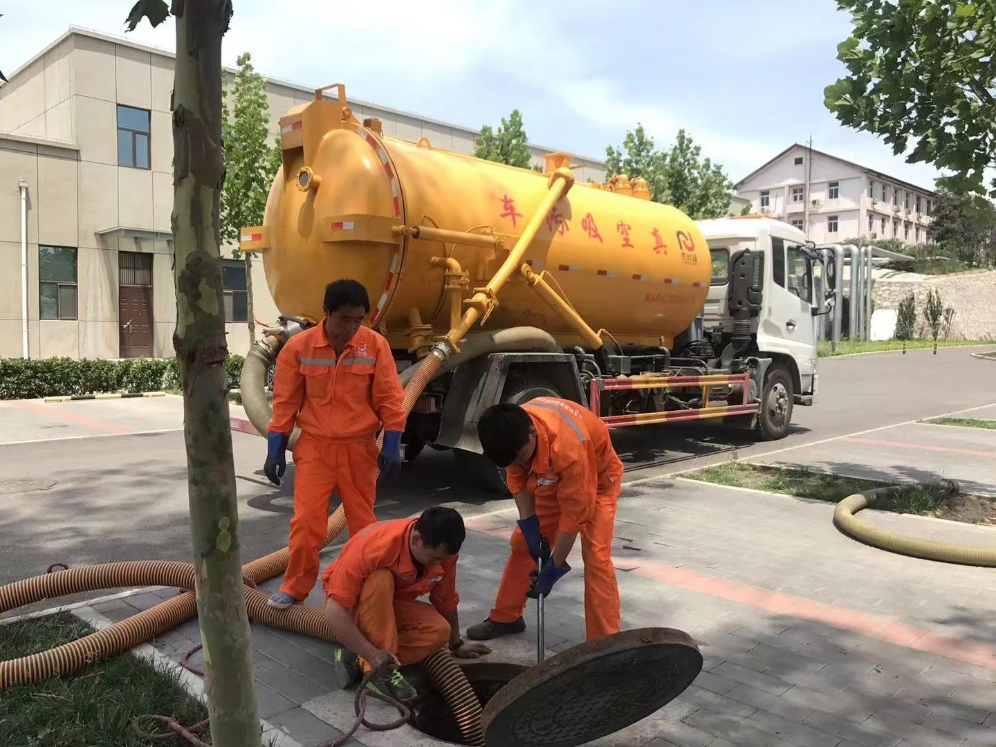 福安管道疏通车停在窨井附近