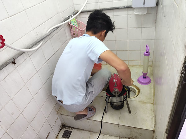 福安管道堵塞冒臭气 专业师傅现场解决问题